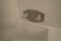 There's something missing at this bath tub. Can you tell what? 